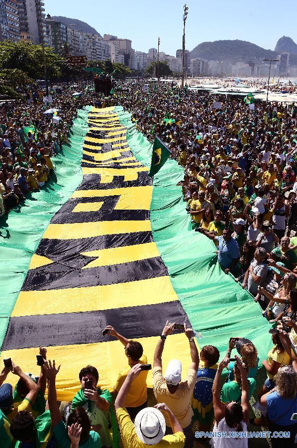 Miles de personas salen a las calles de Brasil para pedir destitución ...