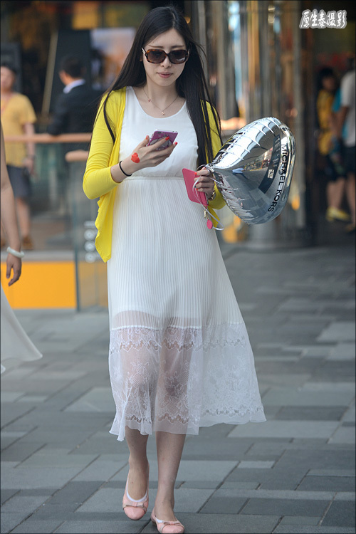 Belleza china en la calle de verano 