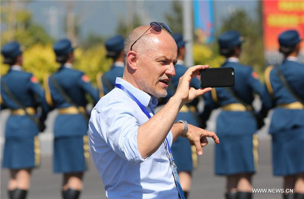 Invitan a reporteros militares a la base de entrenamientos para el desfile de Beijing 