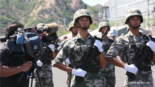 Invitan a reporteros militares a la base de entrenamientos para el desfile de Beijing 