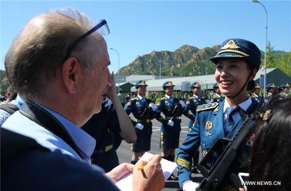 Invitan a reporteros militares a la base de entrenamientos para el desfile de Beijing 