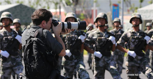 Invitan a reporteros militares a la base de entrenamientos para el desfile de Beijing 