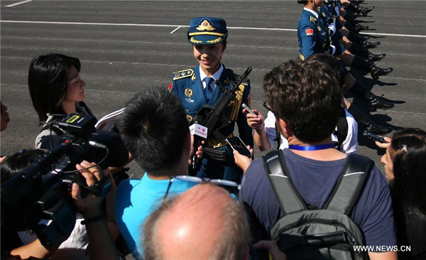 Invitan a reporteros militares a la base de entrenamientos para el desfile de Beijing 