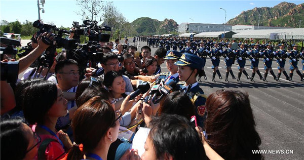 Invitan a reporteros militares a la base de entrenamientos para el desfile de Beijing 