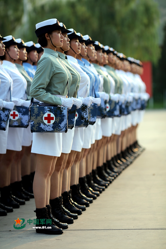 Vida cotidiana de soldadas durante entrenamiento para el desfile militar