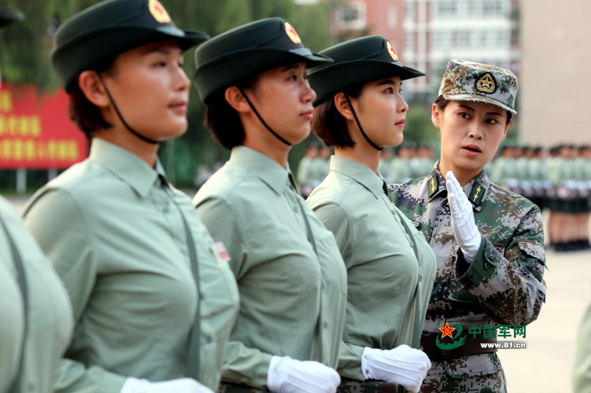 Vida cotidiana de soldadas durante entrenamiento para el desfile militar