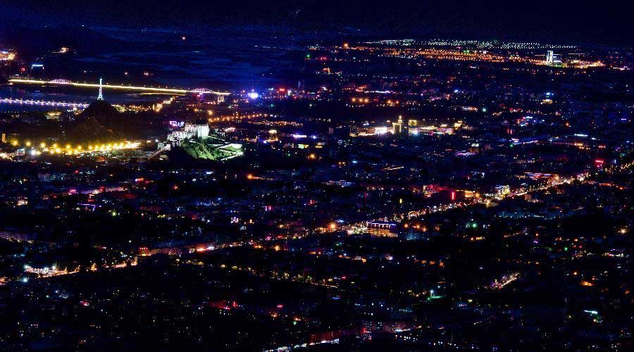 Panorama nocturna de Lhasa, Tíbet