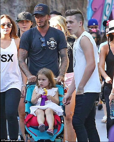 familia de Beckham en Disneyland1
