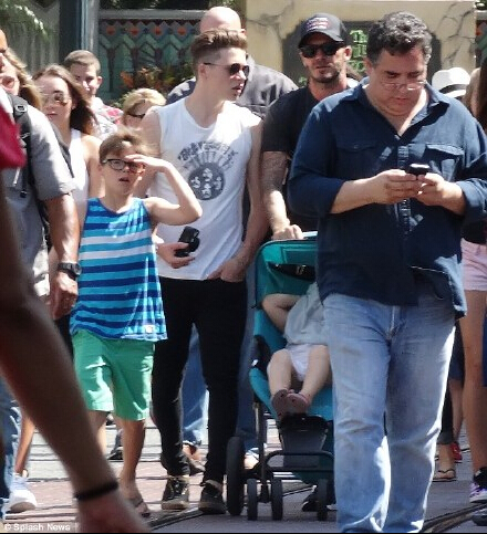 familia de Beckham en Disneyland2
