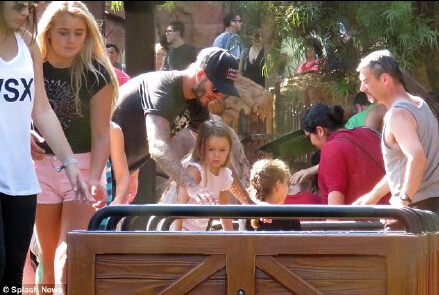 familia de Beckham en Disneyland3
