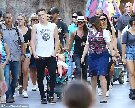 familia de Beckham en Disneyland5