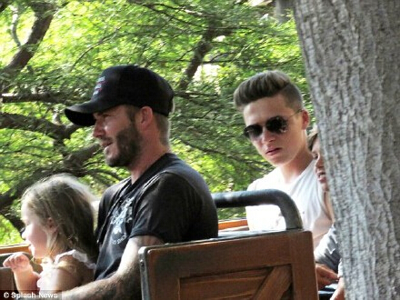 familia de Beckham en Disneyland6