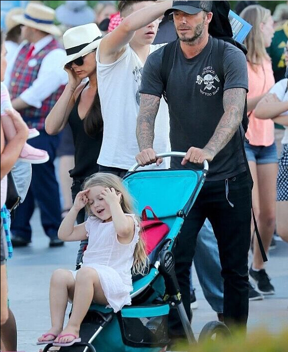 familia de Beckham en Disneyland7