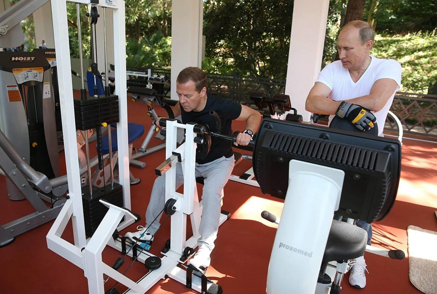 Putin exhibe su forma física en el gimnasio2