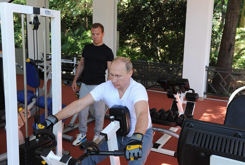 Putin exhibe su forma física en el gimnasio4