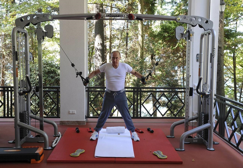 Putin exhibe su forma física en el gimnasio5