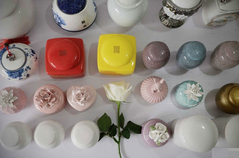 La foto muestra varios tipos de urnas para los animales muertos. Las urnas son proporcionadas por una empresa de servicios funerarios en Minhang, un distrito de Shanghái.