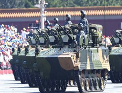 China exhibe armamento por aniversario de fin de guerra