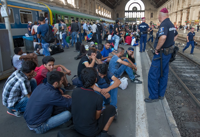 Hollande y Merkel acuerdan respuesta común a crisis de refugiados