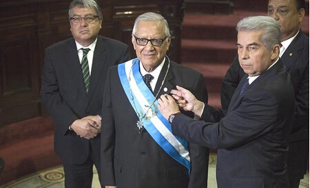 Congreso de Guatemala juramenta a nuevo presidente tras renuncia de Pérez Molina