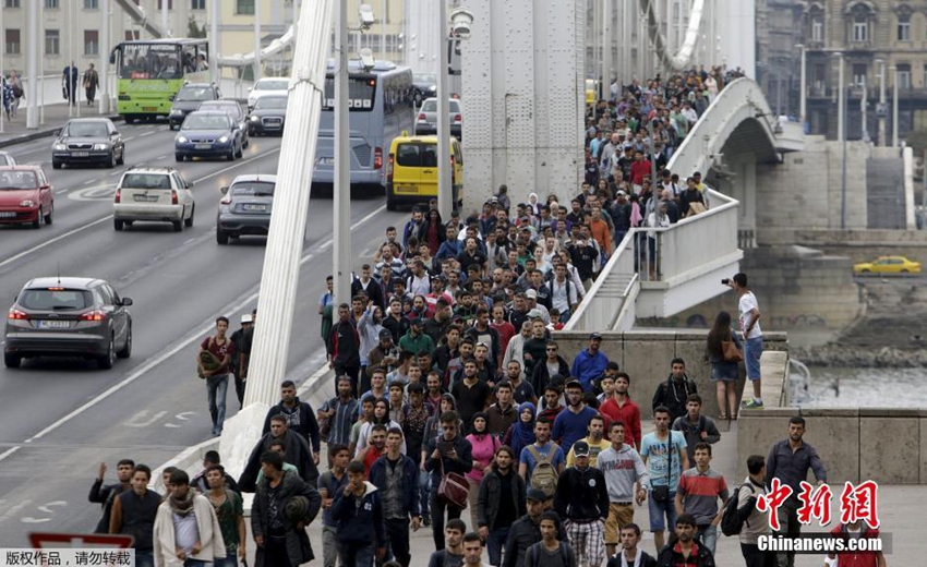 Cientos de refugiados se dirigen a Austria1