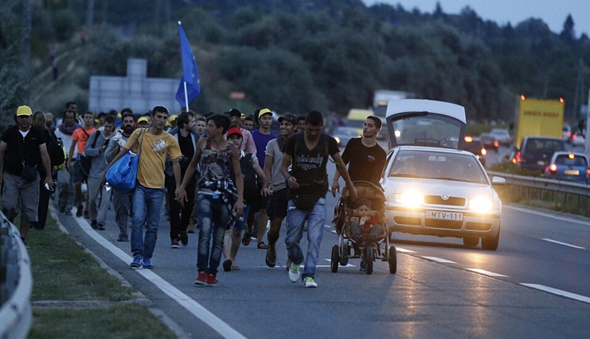 Cientos de refugiados se dirigen a Austria4