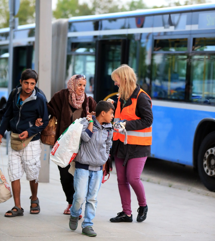 Más de 10.000 refugiados atraviesan de Hungría a Austria y Alemania