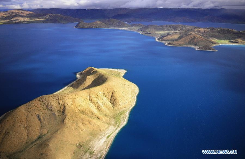 Un vistazo aéreo del lago Yamzho Yumco