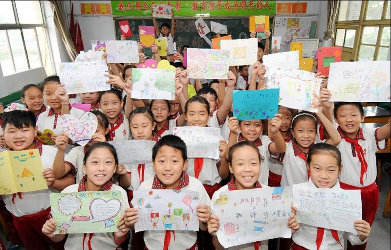 Estudiantes celebran el Día del Maestro en China