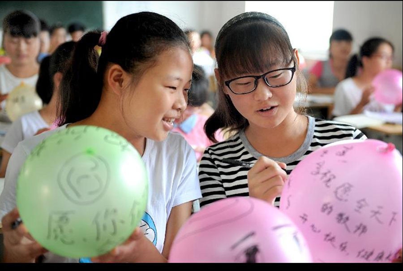 Estudiantes celebran el Día del Maestro en China