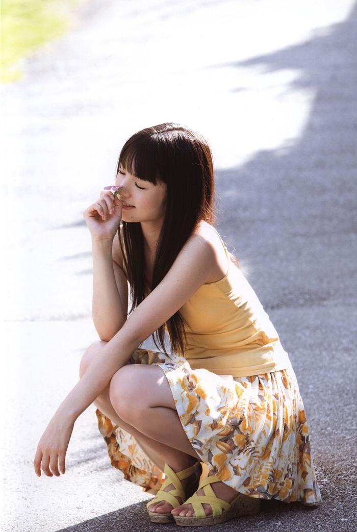 Hermosa japonesa se pone dulce y cariñosa para la cámara2