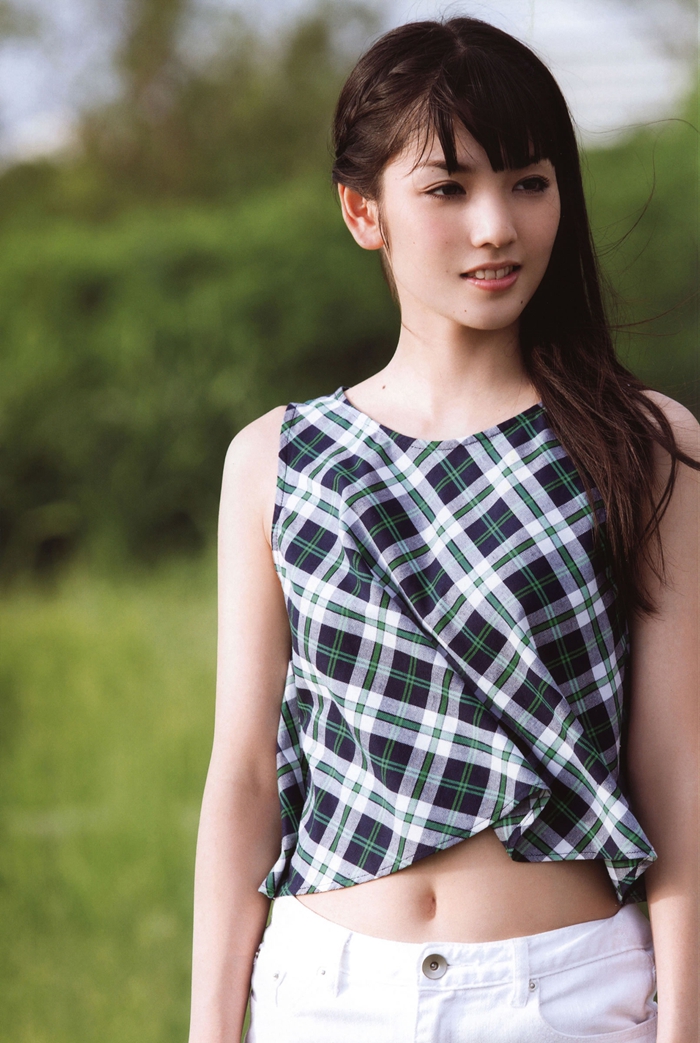 Hermosa japonesa se pone dulce y cariñosa para la cámara1