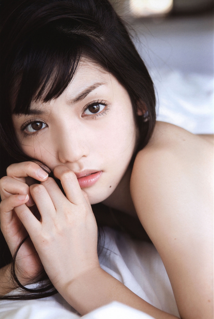 Hermosa japonesa se pone dulce y cariñosa para la cámara3