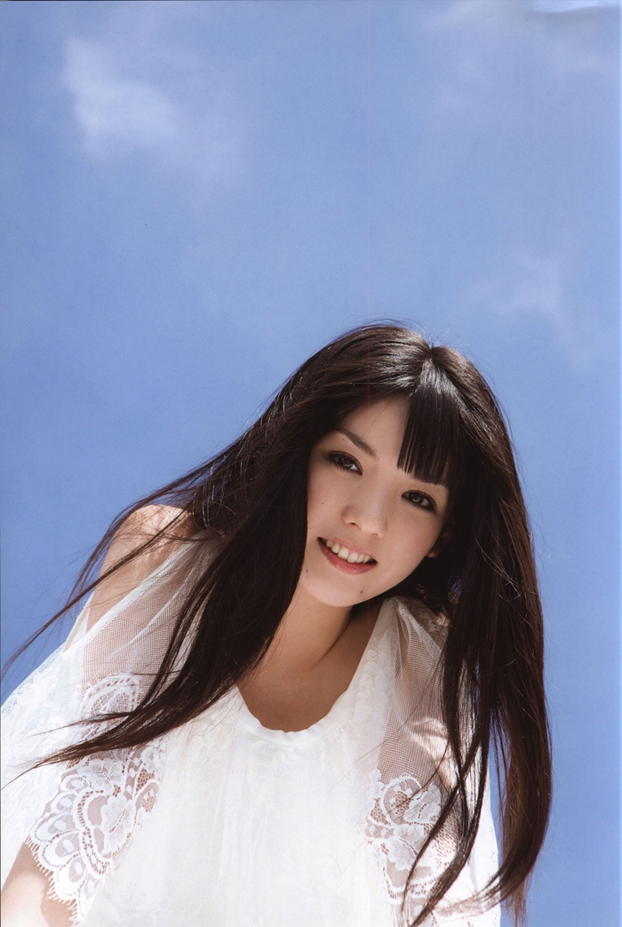 Hermosa japonesa se pone dulce y cariñosa para la cámara7