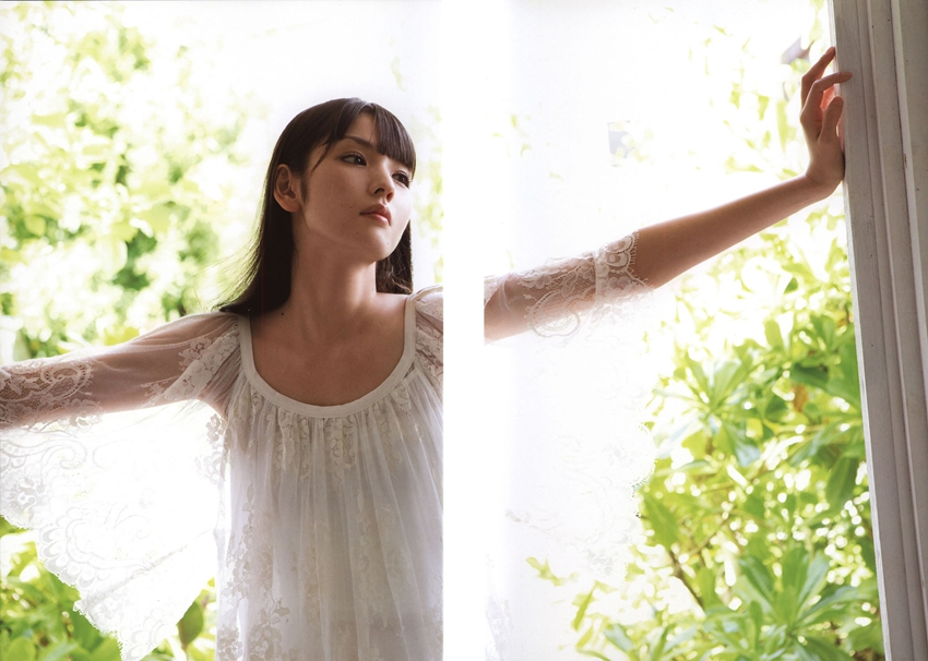 Hermosa japonesa se pone dulce y cariñosa para la cámara10