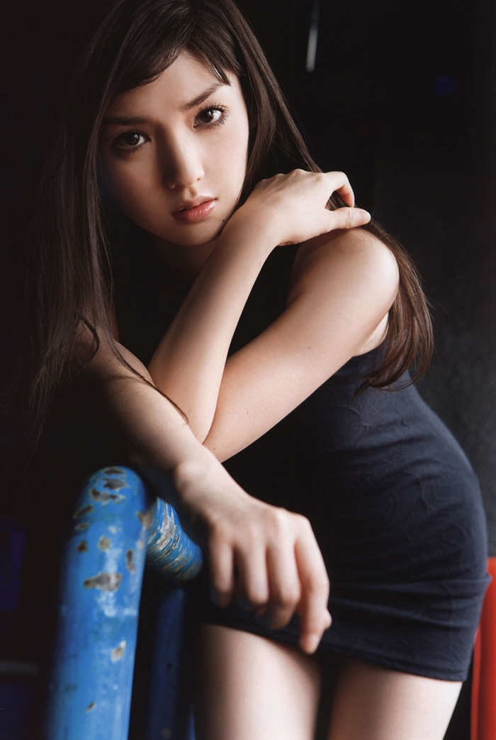 Hermosa japonesa se pone dulce y cariñosa para la cámara12