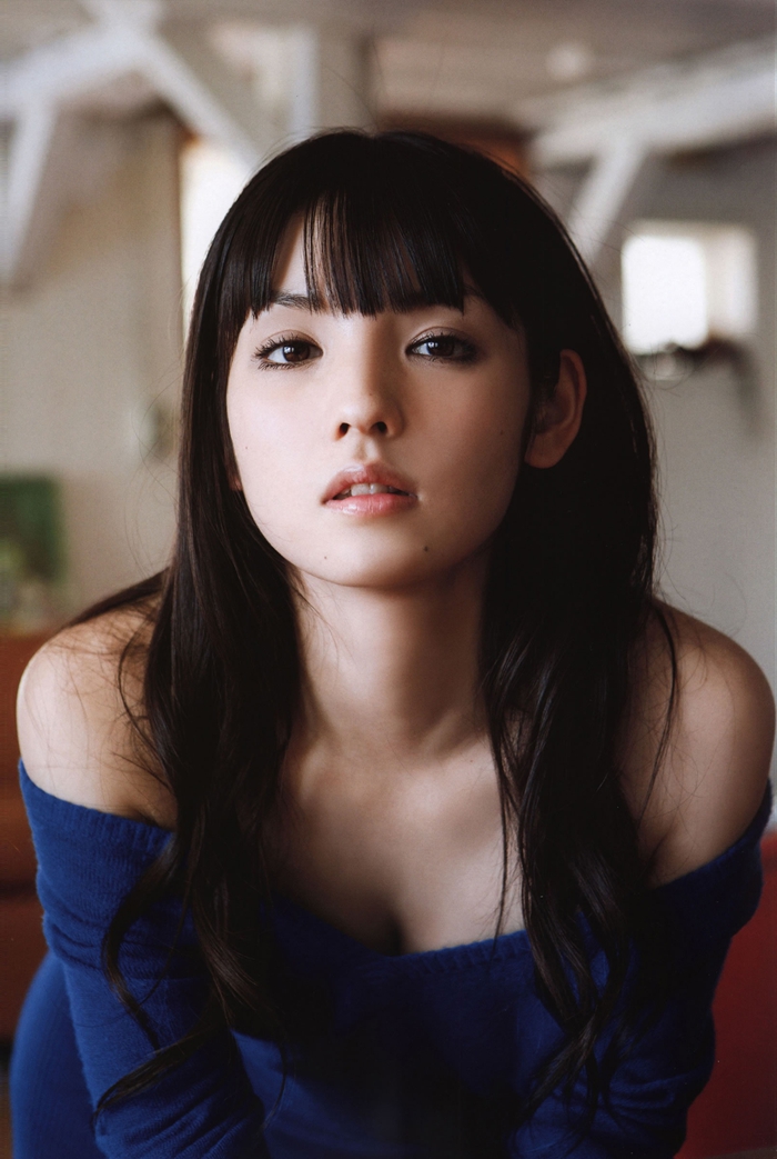 Hermosa japonesa se pone dulce y cariñosa para la cámara14