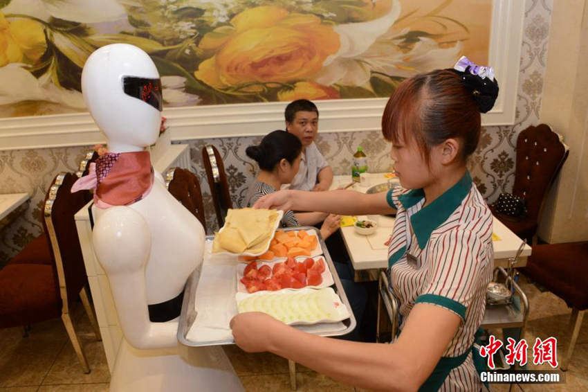 Camarera robot aparece en restaurante de China1
