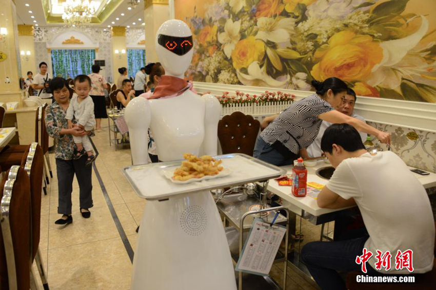 Camarera robot aparece en restaurante de China2