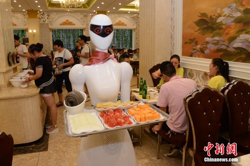 Camarera robot aparece en restaurante de China3