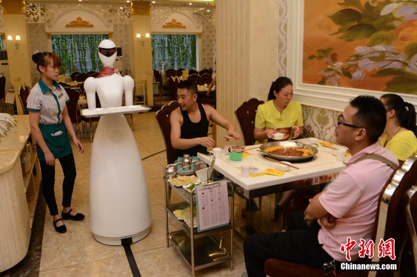 Camarera robot aparece en restaurante de China4