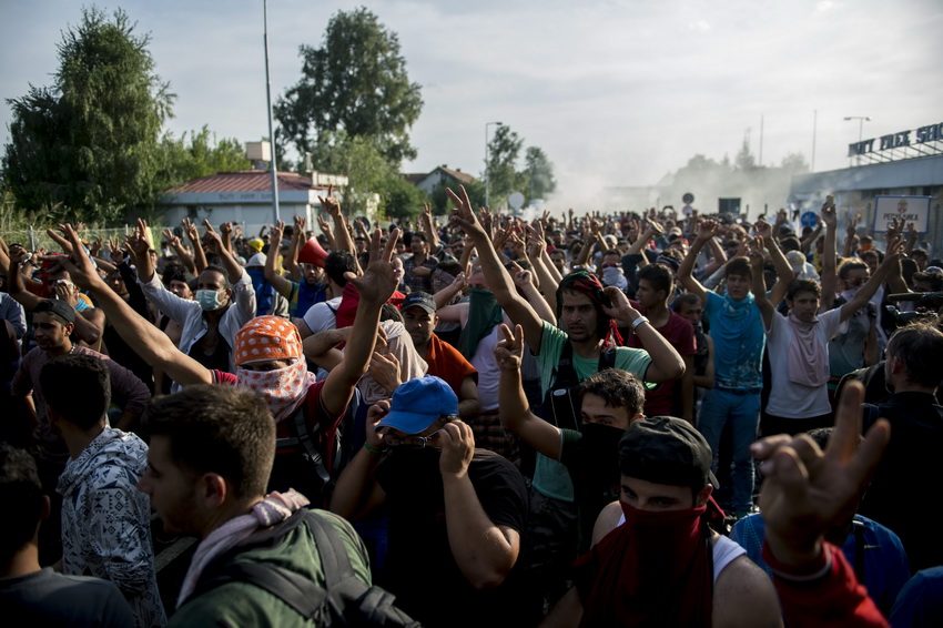 Refugiados caminan por ciudades fronterizas de Austria a Alemania 