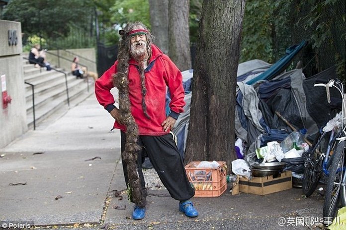 Un linyera tiene peinado como un palo