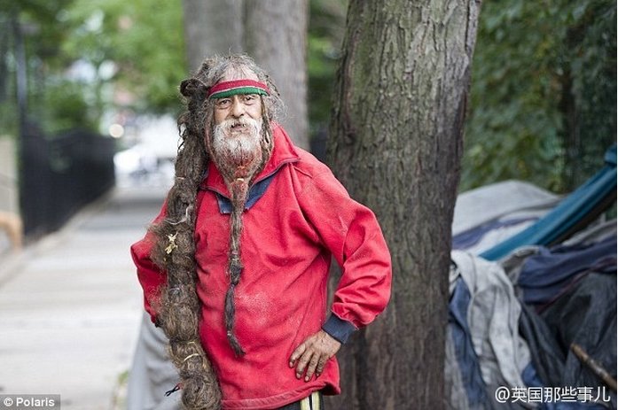 Un linyera tiene peinado como un palo