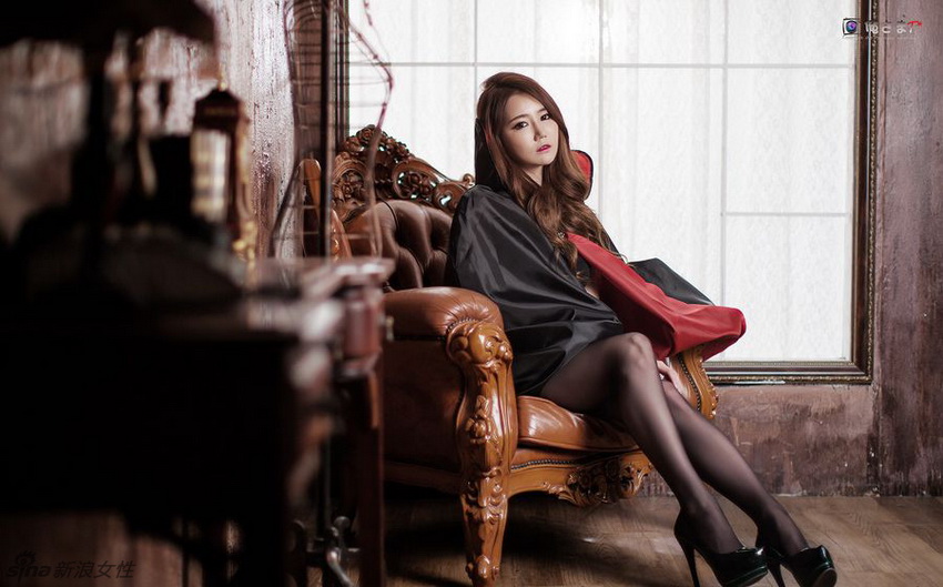 Jóven modelo de Corea del Sur posa sexy con medias negras de seda