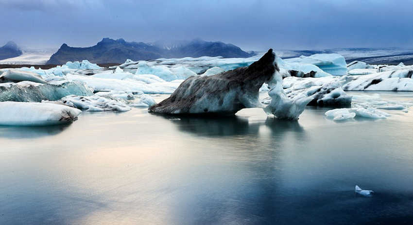Bello paisaje de lago glaciar en Islandia4