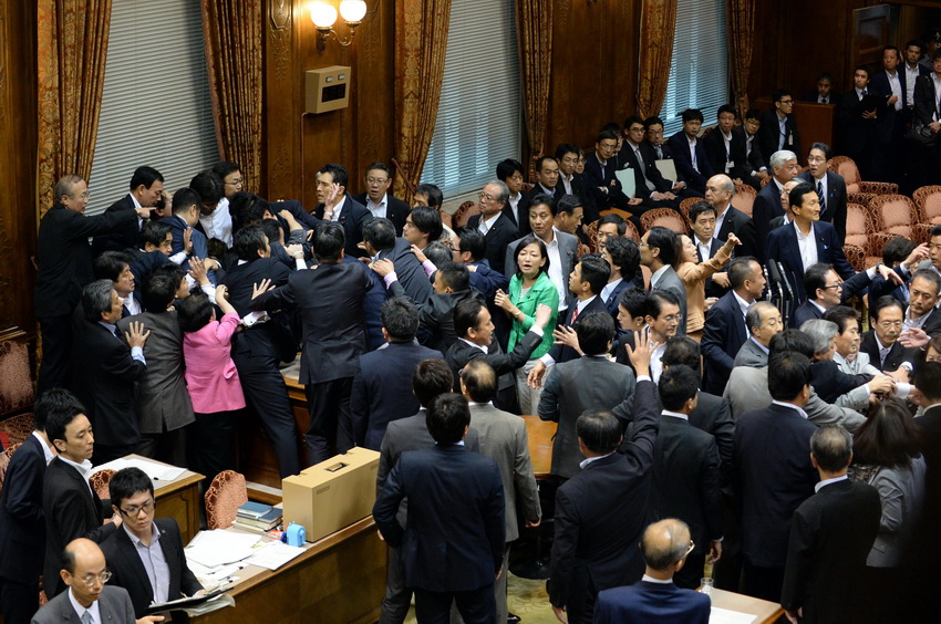 Comité de cámara alta de Japón aprueba polémicos proyectos legislativos en medio de caos 