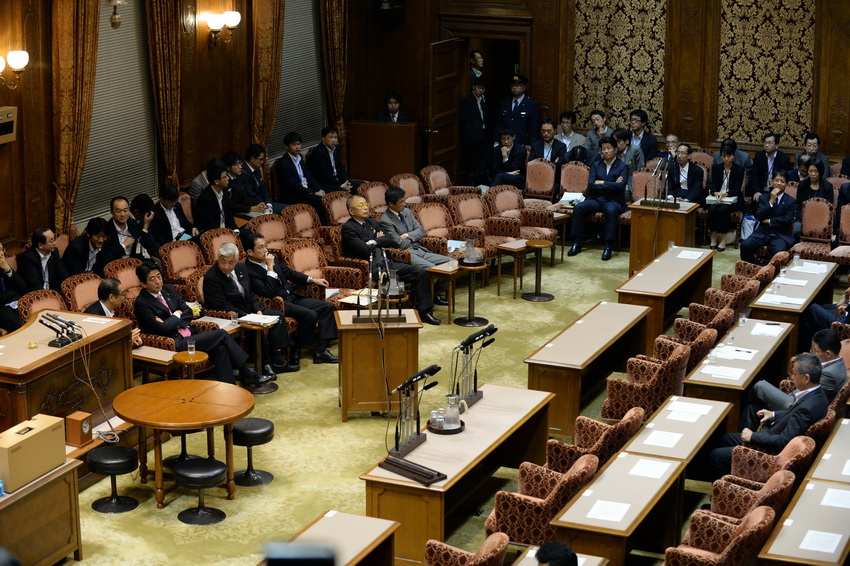 Comité de cámara alta de Japón aprueba polémicos proyectos legislativos en medio de caos 