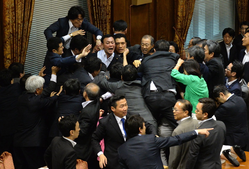 Comité de cámara alta de Japón aprueba polémicos proyectos legislativos en medio de caos 