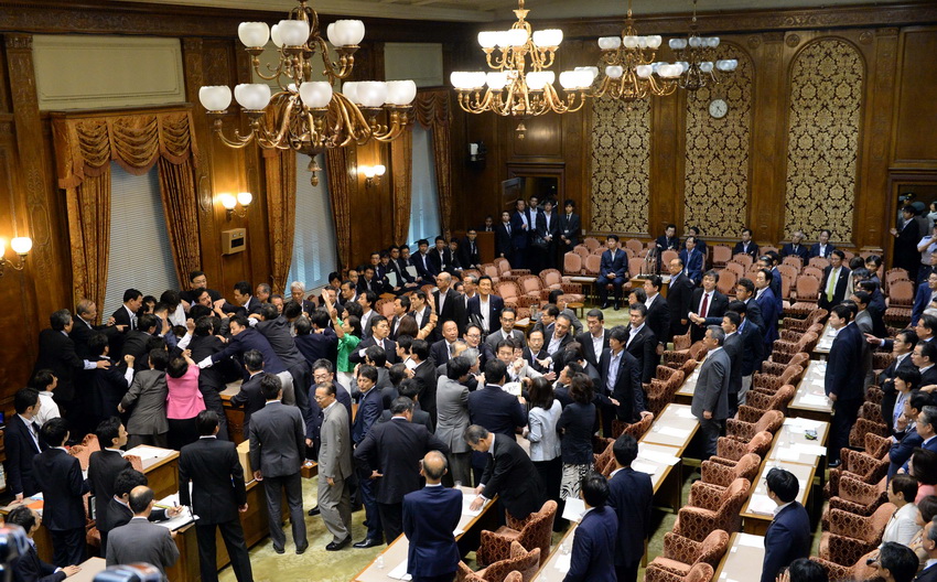 Comité de cámara alta de Japón aprueba polémicos proyectos legislativos en medio de caos 